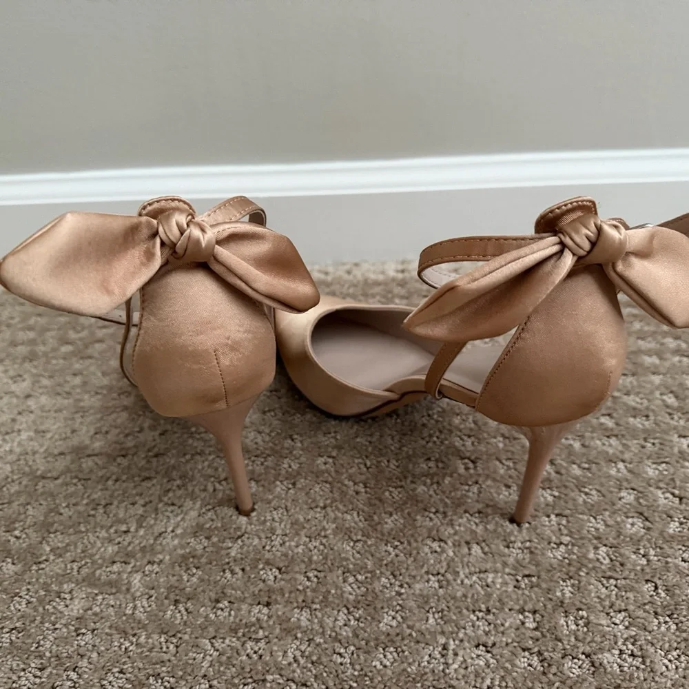 Pointed-Toe Satin Heels in Soft Gold - Picture 3 of 4